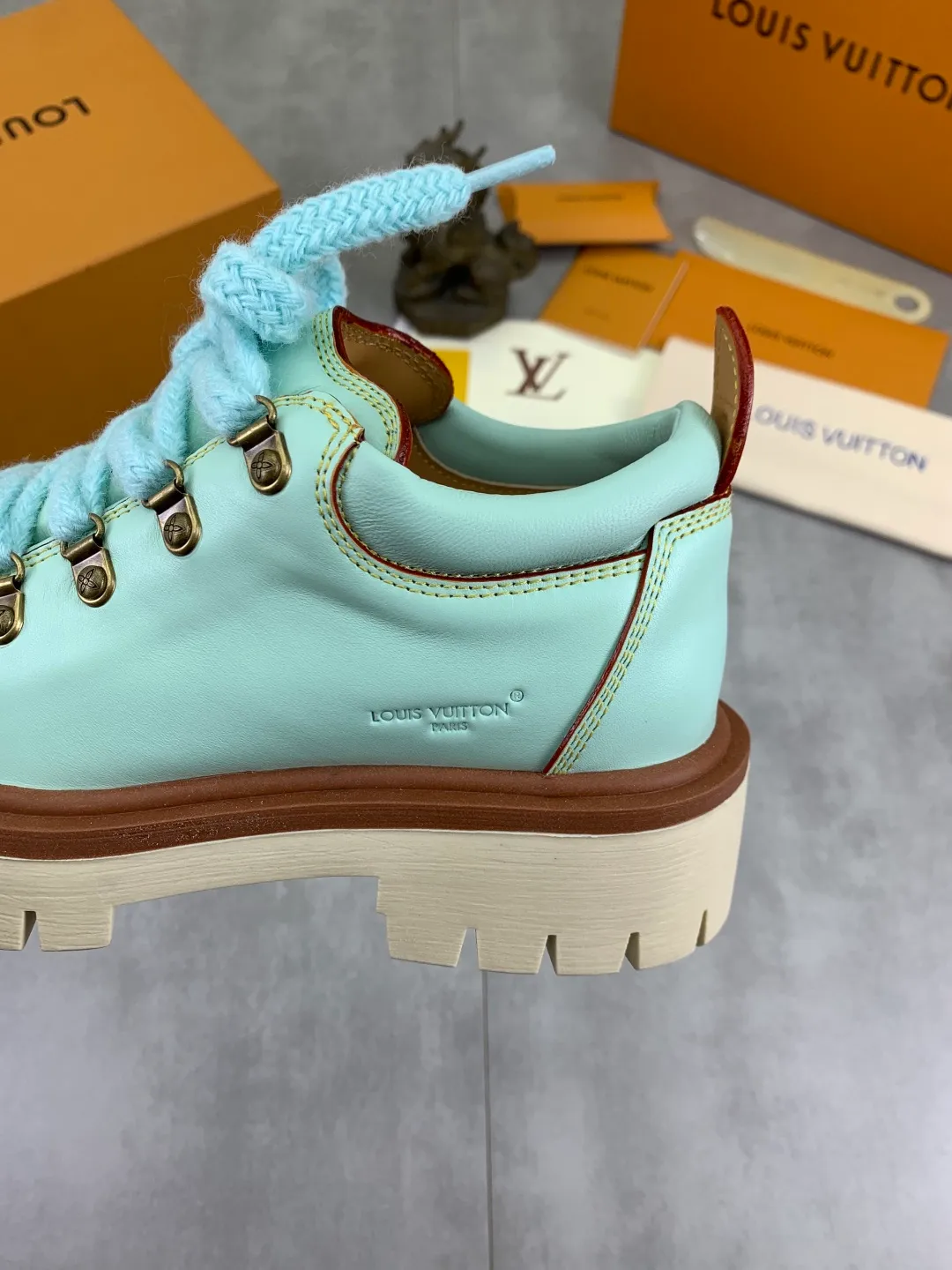 Men's shoes 💰P680 new LV | Louis Vuitton 🧡💚2025 autumn and winter new models, top version ⚠️ The counter features the latest LV REMIX lace-up mountaineering derby shoes, new hard goods 🆕 ❥BS purchasing level! Full of high-end feel! A popular model among bloggers at home and abroad, it’s retro and fashionable, and looks stunning on your feet! Mainly recommended models on the official website★ ━━━━━ ЅᏇєєt ━━━━━ ▪️Upper: top-grade first-layer cowhide ▪️Lining: imported sheepskin ▪️Outsole: original open-molded TPU non-slip outsole ▪️Sole height: 3.5cm ▪️Shoe size: Women 35-41 (41 customization is not returnable) Male 39-45 (46 customized, non-refundable)